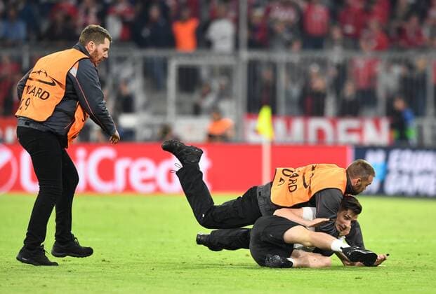 Soccer Men Season 2017 2018 Champions League Semi-Finals First leg FC Bayern München Real Madrid Flitzer und Ordner nach Abpfiff 25 04 2018 Copyright: xMatthiasxKochx