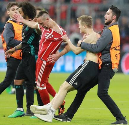 A speedster is led away but continues to pull on the jersey of Franck Riberys Football UEFA Champions League Bayern München Real Madrid CF 25 04 2018