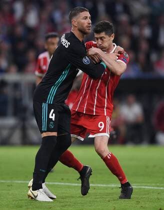 FOOTBALL CHAMPIONS LEAGUE SEASON 2017 2018 SEMINAL FINANCIAL AFFAIRS FC Bayern Muenchen Real Madrid 25 04 2018 Robert Lewandowski re FC Bayern Muenchen and Sergio Ramos li Real Madrid Muenchen