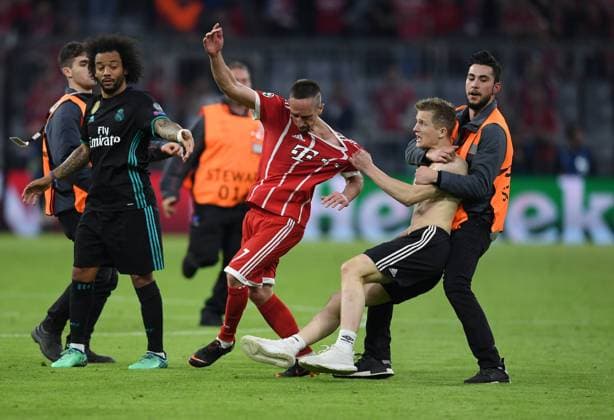 FOOTBALL CHAMPIONS LEAGUE SEASON 2017 2018 SEMI-FINANCIAL ADVERTISING FC Bayern Muenchen Real Madrid 25 04 2018 A runabout wants the jersey of Franck Ribery FC Bayern Muenchen Muenchen