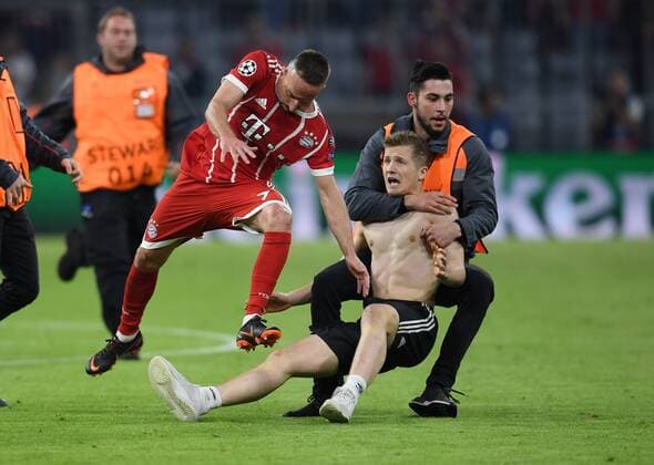 FOOTBALL CHAMPIONS LEAGUE SEASON 2017 2018 SEMI-FINANCIAL ADVERTISING FC Bayern Muenchen Real Madrid 25 04 2018 A runabout wants the jersey of Franck Ribery FC Bayern Muenchen Muenchen