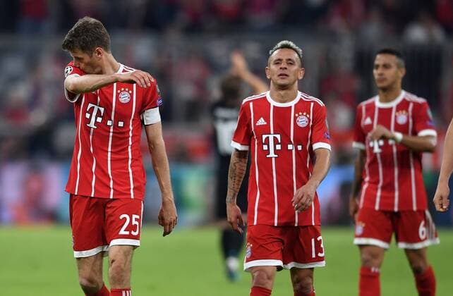 FOOTBALL CHAMPIONS LEAGUE SEASON 2017 2018 SEMINAL AFFAIRS FC Bayern Muenchen Real Madrid 25 04 2018 Thomas Mueller and Rafinha v l Both Bayern Munich are disappointed after the final whistle Muenchen