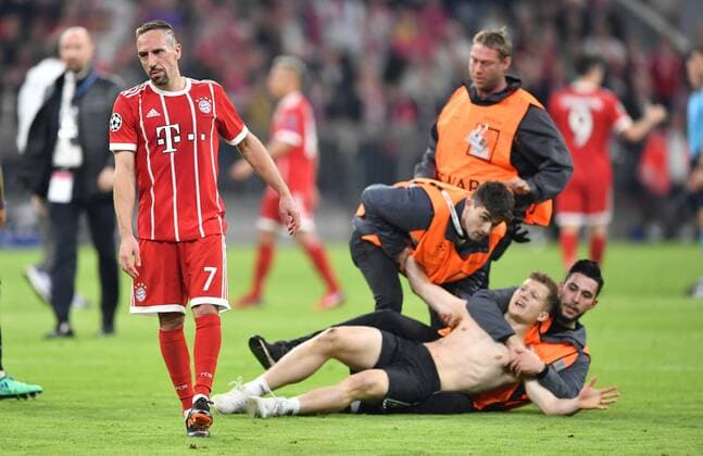 One of the Blizzards at Franck Ribery FC Bayern Munich Real Madrid UEFA Champions League CL Semi Finals 1 2 Final First Half Season 2017 2018 Football Soccer soccer Men Germany Germany Munich 25 4 2017 Allianz Arena