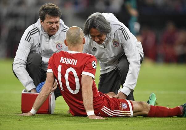 Arjen Robben FC Bayern Munich injured in the 8-minute injury from the place supervisor team doctor Dr Hans Wilhelm Müller Wolhlfahrt FC Bayern Munich medical department FC Bayern Munich FCB vs Real Madrid CF UEFA Champions League CL semi-final first leg match 1 season 2017 2018 Munich Allianz Arena 25 04 2018 Bayern Munich FCB vs Real Madrid CF