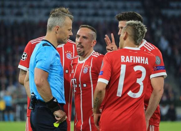 20180425 Champions League FC Bayern vs. Real Madrid Allianz Arena Muenchen Soccer Sport im Bild Yellow card for Franck Ribery FCB Robert Lewandowski FCB Rafinha FCB and Javi Martinez FCB discuss with referee