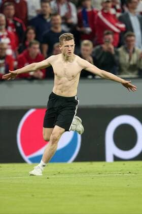 Freak alone on the pitch Bayern Munich vs Real Madrid CF Champions League semi-final Football 25 04 2018 Bayern Munich vs Real Madrid CF Champions League semi-final Football 25 04 2018 Muenchen Copyright: xEIBNER HarryxLangerx EP_HLR