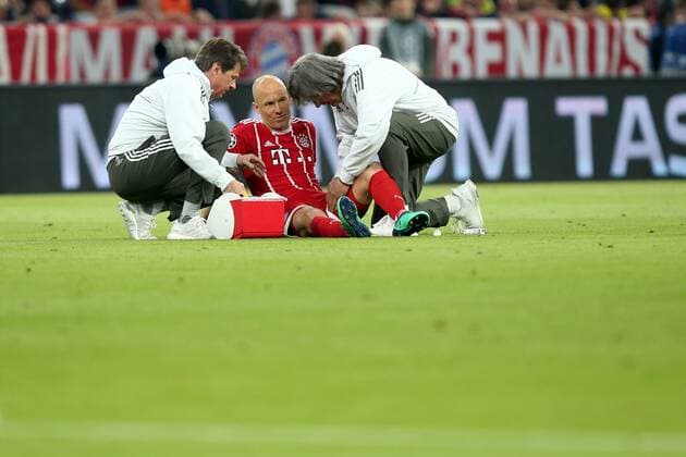 Arjen Robben FC Bayern Muenchen 10 is treated by Doctor Hans Wilhelm Mueller Wohlfahrt FC Bayern Munich vs Real Madrid CF Champions League Semifinals Soccer 25 04 2018 FC Bayern Munich vs Real Madrid CF Champions League Semi Finals Soccer 25 04 2018 Muenchen Copyright: xEIBNER HarryxLangerx EP_HLR
