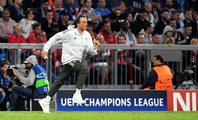Dr Müller Wohlfahrt Club doctor FC Bayern in spurt to his patient FC Bayern Munich Real Madrid UEFA Champions League CL Semifinal 1 2 Final first leg season 2017 2018 Soccer Soccer soccer Men Germany Germany Munich 25 4 2017 Allianz Arena
