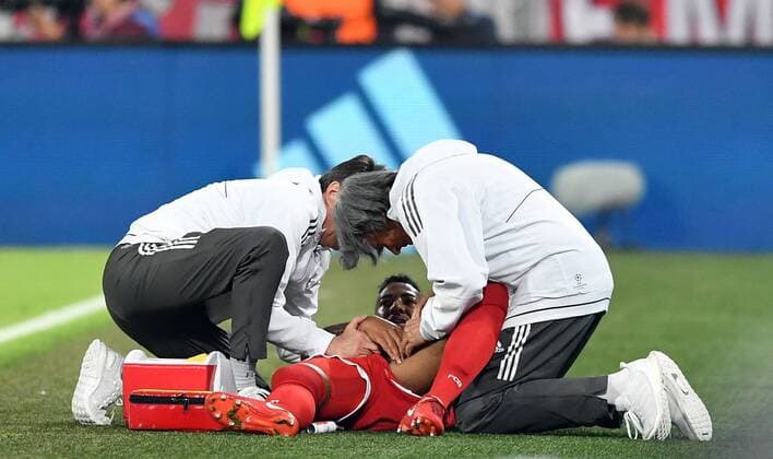 Dr Müller Wohlfahrt club doctor FC Bayern treated Jerome Boateng FC Bayern Bayern Munich Real Madrid UEFA Champions League CL Semi Finals 1 2 Final First Half Season 2017 2018 Soccer Soccer Soccer Men Germany Germany Munich 25 4 2017 Allianz Arena