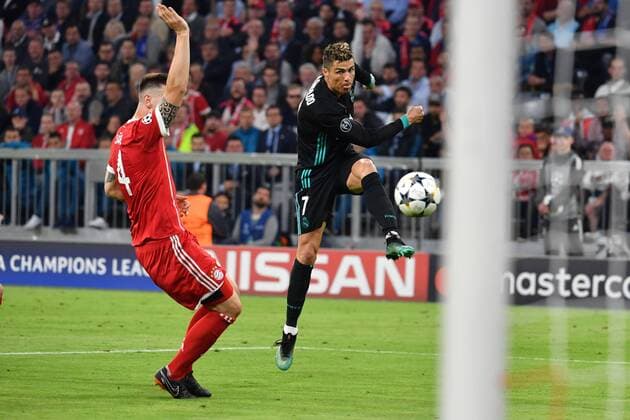 Torchance Cristiano Ronaldo Real Madrid action duel against Niklas SUELE Bayern Muenchen football Champions League semi-finals Bayern Muenchen M Real Madrid REAL 1 2 at 25 04 2018 at the A L L A N A R A N A in Muenchen Germany