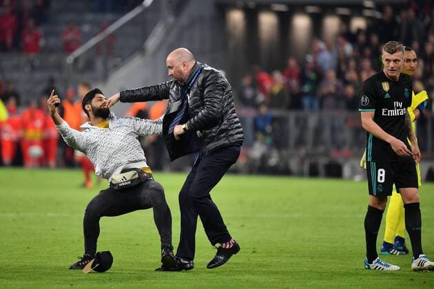 Streakers with smartphones run after the game on the court to the players of Real and have to be stopped by Ordnungskraeften re Toni KROOS Real Madrid Champions League semi-finals FC Bayern Muenchen M Real Madrid REAL 1 2 at 25 04 2018 in the A L L A N A A R A N A in Muenchen Germany