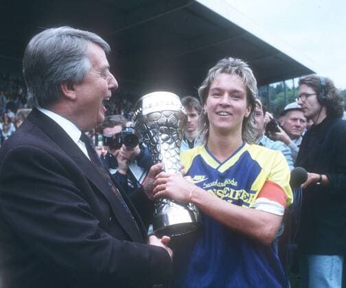 German Womens Football Championship 1991 Engelbert Nelle DFB presents Martina Voss TSV Siegen the trophy HM