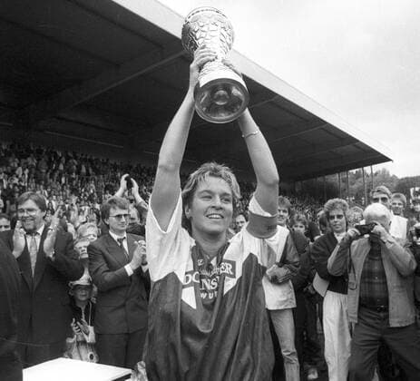 German Womens Football Championship 1991 Team captain Martina Voss TSV Siegen presents the trophy HM