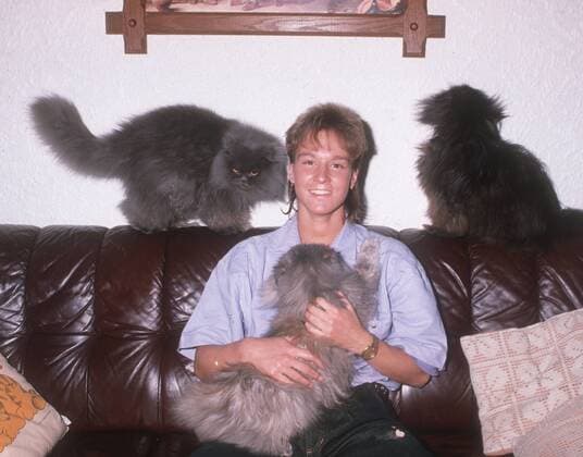 Martina Voss privately with her cats Aufn 28 03 1989 HM