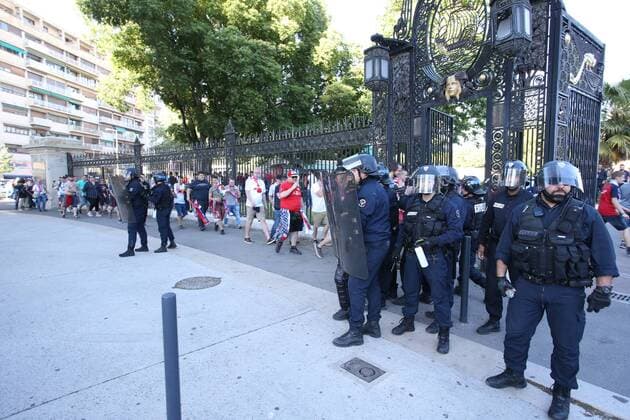 SOCCER - EL, Marseille vs RBS MARSEILLE,FRANCE,26.APR.18 - SOCCER - UEFA Europa League, semifinal, Olympique de Marseille vs Red Bull Salzburg. Image shows fans of RBS and police. GEPAxpictures xMathiasxMandl