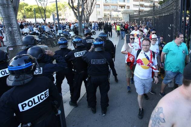SOCCER - EL, Marseille vs RBS MARSEILLE,FRANCE,26.APR.18 - SOCCER - UEFA Europa League, semifinal, Olympique de Marseille vs Red Bull Salzburg. Image shows fans of RBS and police. GEPAxpictures xMathiasxMandl