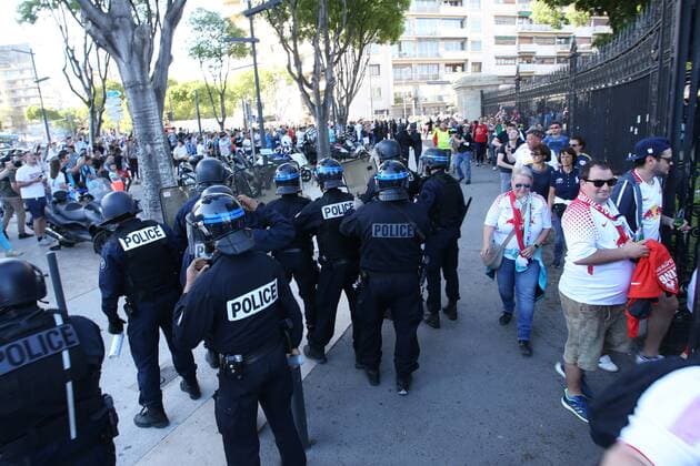 SOCCER - EL, Marseille vs RBS MARSEILLE,FRANCE,26.APR.18 - SOCCER - UEFA Europa League, semifinal, Olympique de Marseille vs Red Bull Salzburg. Image shows fans of RBS and police. GEPAxpictures xMathiasxMandl