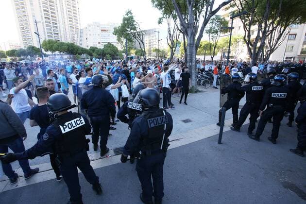 SOCCER - EL, Marseille vs RBS MARSEILLE,FRANCE,26.APR.18 - SOCCER - UEFA Europa League, semifinal, Olympique de Marseille vs Red Bull Salzburg. Image shows police and fans of Marseille. GEPAxpictures xMathiasxMandl