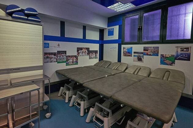 25 04 2018 xovx Football Spain Real Madrid Stadium emspor Estadio Santiago Bernabeu Home ground of Real Madrid Entrance to the Real Madrid players court with massage tables Madrid
