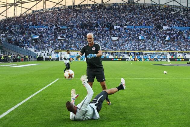 SOCCER - EL, Marseille vs RBS MARSEILLE,FRANCE,26.APR.18 - SOCCER - UEFA Europa League, semifinal, Olympique de Marseille vs Red Bull Salzburg. Image shows Alexander Walke and goalkeeper coach Herbert Ilsanker (RBS). GEPAxpictures xMathiasxMandl