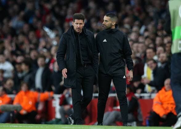 26th April 2018, Emirates Stadium, London, England; UEFA Europa League football, semi final, 1st leg, Arsenal versus Atletico Madrid; Atletico Madrid coach Diego Simeone complaining to the fifth official after Referee Clement Turpin ordered Atletico Madrid coach Diego Simeone to the stands  ActionPlus12017265