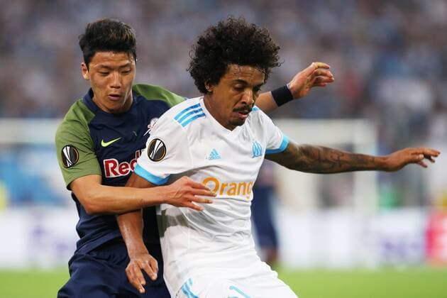 SOCCER - EL, Marseille vs RBS MARSEILLE,FRANCE,26.APR.18 - SOCCER - UEFA Europa League, semifinal, Olympique de Marseille vs Red Bull Salzburg. Image shows Hee Chan Hwang (RBS) and Luiz Gustavo (Marseille). GEPAxpictures xMathiasxMandl