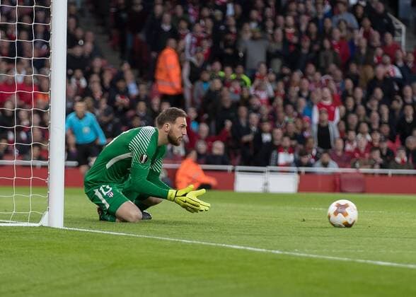 Football - 2017 2018 UEFA Europa League - Semi-Final, First Leg: Arsenal vs. Atletico Madrid Jan Oblak (Atletico Madrid) gets down low to collect the shot at The Emirates. COLORSPORT DANIEL BEARHAM  csp_ars_ama_260418_
