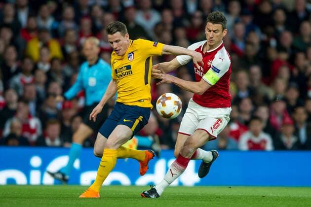 Laurent Koscielny of Arsenal and Saul Niguez of Atletico Madrid during the UEFA Europa League Semi Final match between Arsenal and Atletico Madrid at the Emirates Stadium, London, England on 26 April 2018. Copyright: xSalvioxCalabresex 19780020