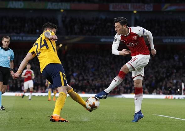 Arsenal s Mesut Ozil tussles with Atletico s Jose Maria Gimenez during the Europa League Semi Final 1st Leg, match at the Emirates Stadium, London. Picture date: 26th April 2018. Picture credit should read: David Klein Sportimage EDITORIAL USE ONLY. No use with unauthorised audio, video, data, fixture lists, club league logos or live services. Online in-match use limited to 120 images, no video emulation. No use in betting, games or single club league player publications.