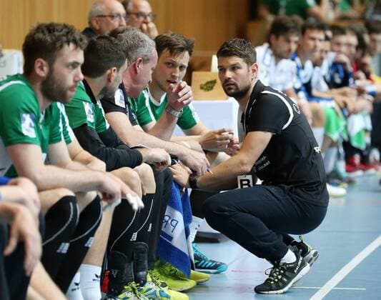 Maxi Bauer DJK Rimpar Wolves Benjamin Herth DJK Rimpar Wolves Co Coach Josef Schömig DJK Rimpar Wolves Patrick Schmidt DJK Rimpar Wolves Coaches Dr Matthias Obinger DJK Rimpar Wolves gives instructions DKB 2 Handball Bundesliga DJK Rimpar Wolves SG BBM Bietigheim xfsx