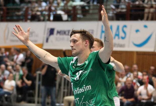 v left Patrick Schmidt DJK Rimpar Wölfe cheers DKB 2 Handball Bundesliga DJK Rimpar Wölfe SG BBM Bietigheim xfsx