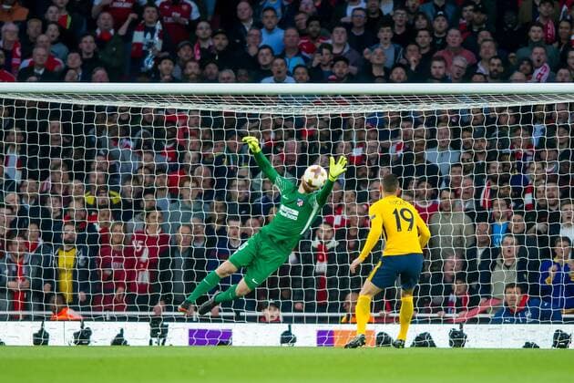 Jan Oblak of Atletico Madrid saves on Alexandre Lacazette of Arsenal during the UEFA Europa League Semi Final match between Arsenal and Atletico Madrid at the Emirates Stadium, London, England on 26 April 2018. Copyright: xSalvioxCalabresex 19780023