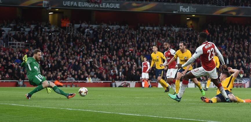 Arsenal v Atletico Madrid UEFA Europa League Semi-Final Arsenal s Danny Welbeck shoots at goal only for Atletico Madrid goal keeper Jan Oblak to save with his feet during the UEFA Europa League Semi-Final match at the Emirates Stadium, London Content Not Available For UK Newspapers Copyright: xDanielxHamburyx FIL-11704-0013
