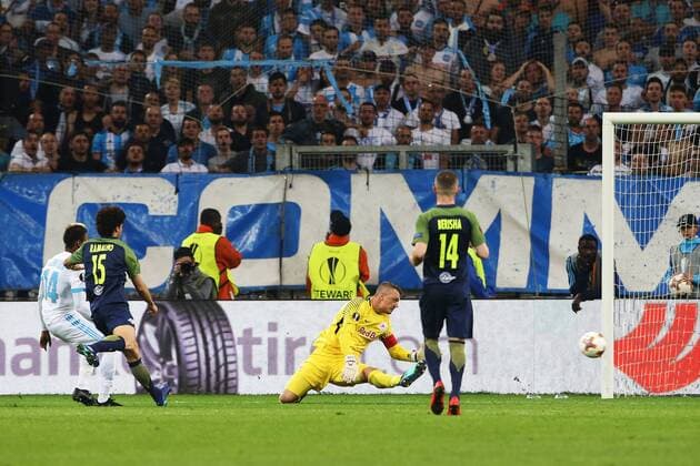 SOCCER - EL, Marseille vs RBS MARSEILLE,FRANCE,26.APR.18 - SOCCER - UEFA Europa League, semifinal, Olympique de Marseille vs Red Bull Salzburg. Image shows Clinton Mua Njie (Marseille) and Alexander Walke (RBS). GEPAxpictures xMathiasxMandl
