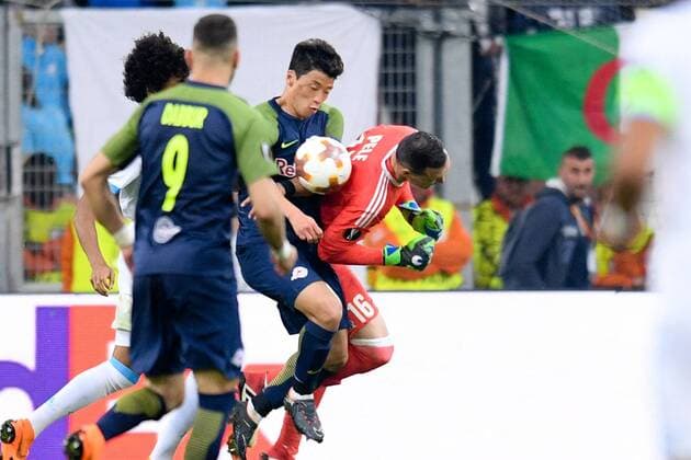 16 YOHANN PELE (OM) - 19 HEE CHAN HWANG (SALZ) FOOTBALL : Marseille vs Red Bull Salzburg - Ligue Europa - 26 04 2018 FEP Panoramic 