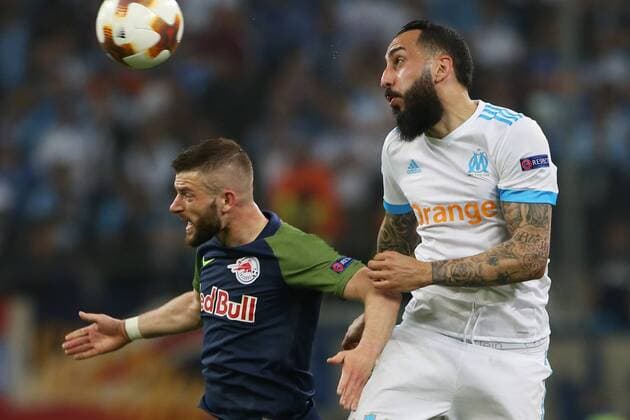 SOCCER - EL, Marseille vs RBS MARSEILLE,FRANCE,26.APR.18 - SOCCER - UEFA Europa League, semifinal, Olympique de Marseille vs Red Bull Salzburg. Image shows Valon Berisha (RBS) and Konstas Mitroglou (Marseille). GEPAxpictures xMathiasxMandl