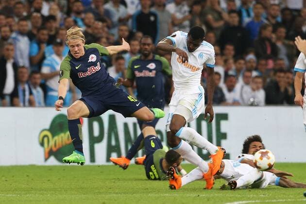 SOCCER - EL, Marseille vs RBS MARSEILLE,FRANCE,26.APR.18 - SOCCER - UEFA Europa League, semifinal, Olympique de Marseille vs Red Bull Salzburg. Image shows Xaver Schlager (RBS) and Andre Frank Zambo Anguissa (Marseille). GEPAxpictures xMathiasxMandl