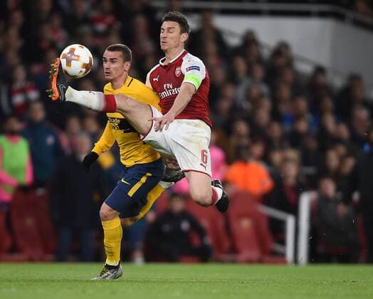 Bilder des Tages - SPORT Arsenal v Atletico Madrid UEFA Europa League Semi-Final Atletico Madrid?s Antoine Griezmann beats Arsenal s Laurent Koscielny to the ball on his way to scoring their first goal during the UEFA Europa League Semi-Final match at the Emirates Stadium, London Content Not Available For UK Newspapers Copyright: xDanielxHamburyx FIL-11704-0049