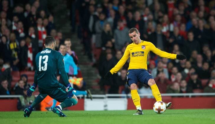 Antoine Griezmann of Atletico Madrid scores a goal past Goalkeeper David Ospina of Arsenal during the UEFA Europa League Semi Final 1st leg match between Arsenal and Atletico Madrid at the Emirates Stadium, London, England on 26 April 2018. Copyright: xAndyxAleksiejczukx PMI-1995-0037