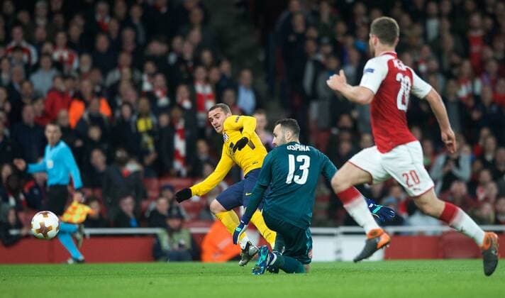 Antoine Griezmann of Atletico Madrid scores a goal past Goalkeeper David Ospina of Arsenal during the UEFA Europa League Semi Final 1st leg match between Arsenal and Atletico Madrid at the Emirates Stadium, London, England on 26 April 2018. Copyright: xAndyxAleksiejczukx PMI-1995-0038