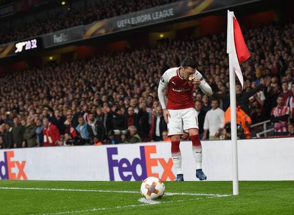 Bilder des Tages - SPORT Arsenal v Atletico Madrid UEFA Europa League Semi-Final Arsenal s Mesut Ozil takes a bite from an apple thrown at him during the UEFA Europa League Semi-Final match at the Emirates Stadium, London Content Not Available For UK Newspapers Copyright: xDanielxHamburyx FIL-11704-0061