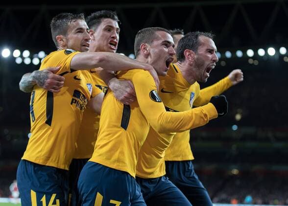 Bilder des Tages - SPORT Football - 2017 2018 UEFA Europa League - Semi-Final, First Leg: Arsenal vs. Atletico Madrid Atletico Madrid players celebrate in front of their fans after Antoine Griezmann (Atletico Madrid) scored the equalising goal at The Emirates. COLORSPORT DANIEL BEARHAM  csp_ars_ama_260418_