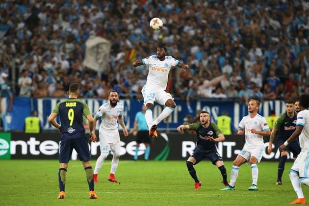 SOCCER - EL, Marseille vs RBS MARSEILLE,FRANCE,26.APR.18 - SOCCER - UEFA Europa League, semifinal, Olympique de Marseille vs Red Bull Salzburg. Image shows Andre Frank Zambo Anguissa (Marseille) and Valon Berisha (RBS). GEPAxpictures xMathiasxMandl