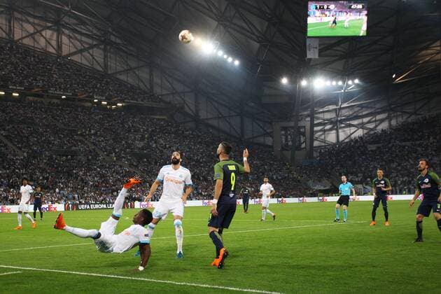 SOCCER - EL, Marseille vs RBS MARSEILLE,FRANCE,26.APR.18 - SOCCER - UEFA Europa League, semifinal, Olympique de Marseille vs Red Bull Salzburg. Image shows Bouna Sarr, Adil Rami (Marseille) and Munas Dabbur (RBS). GEPAxpictures xMathiasxMandl