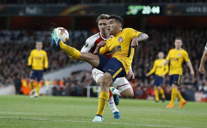 Partido de ida de las semifinales de Europa League disputado entre Arsenal y Atletico. En la imagen, Correa y Monreal. First leg of the Europa League semifinals played between Arsenal and Atletico. In this picture, Correa and Monreal. 
