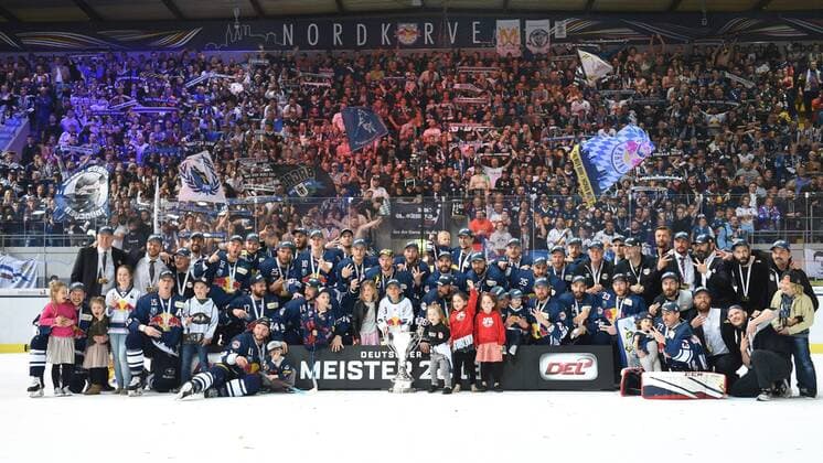 Bilder des Tages - SPORT Eishockey, Herren, DEL, Saison 2017 18, Finale um die Deutsche Meisterschaft, 7. Finalspiel, Red Bull München - Eisbären Berlin, Jubel bei den Münchnern nach der dritten deutschen Meisterschaft in Folge, 26.04.18, *** Hockey men DEL season 2017 18 finals for the German championship 7 Final game Red Bull Munich Eisbären Berlin cheering at the Munich after the third German championship in a row 26 04 18 Copyright: xMichaelxHundtx xMatthiasxKochx