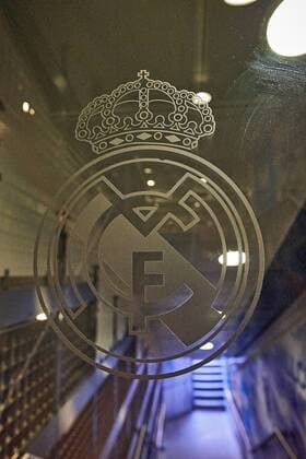 25 04 2018 xovx Football Spain Real Madrid Stadium emspor Estadio Santiago Bernabeu Home of Real Madrid Logo of Real Madrid on the players channel of the visiting team Madrid