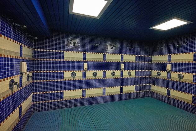 25 04 2018 xovx Football Spain Real Madrid Stadium emspor Estadio Santiago Bernabeu Home ground of Real Madrid Cabin with showers of the visiting team of Real Madrid Madrid
