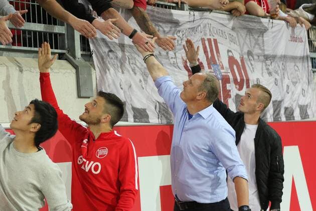 27 04 2018 Offenbach Sparda Bank Hessen Stadium Regionalliga Süd Season 2017 2018 Kickers Offenbach OFC vs VfB Stuttgart II Emotional farewell to head coach Oliver Reck OFC here with the fans