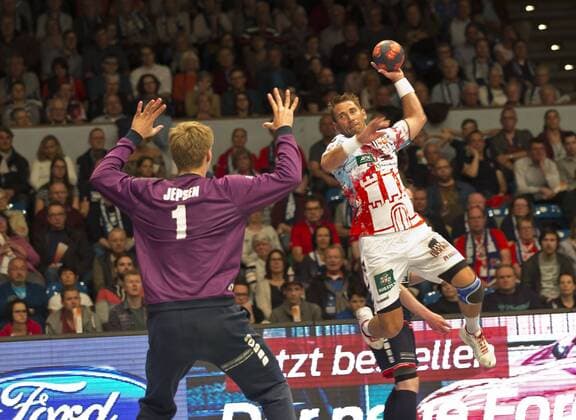 Handball Handball 3 Liga Nord 2017 2018 Handball Sportverein Hamburg vs SG Flensburg Handewitt II Johannes Jepsen SG Flensburg Handewitt II Stefan Schroeder Schroeder Hamburg successful goal throw Sporthalle Hamburg Hamburg